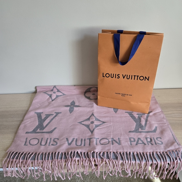 Louis Vuitton Reykjavik Scarf - Picture 4 of 9